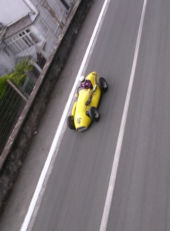 Une jaune