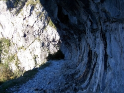 Creusé dans la falaise à main d'hommes