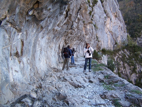 Creusé dans la falaise.. impressionant!